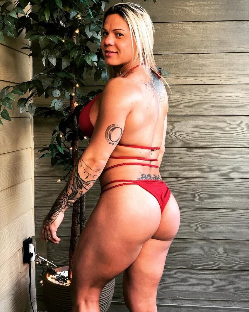 Dora Rodrigues displaying her awesome glutes in a fitness photo