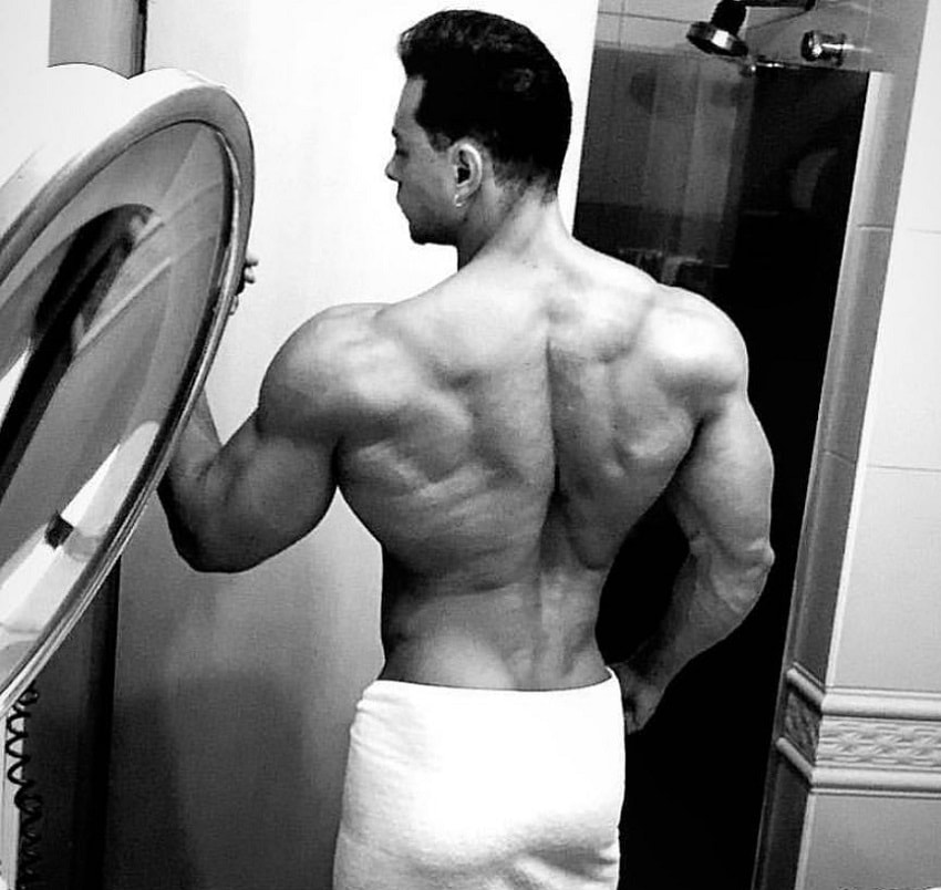 Felipe Franco taking a selfie of his muscular back in a bathroom