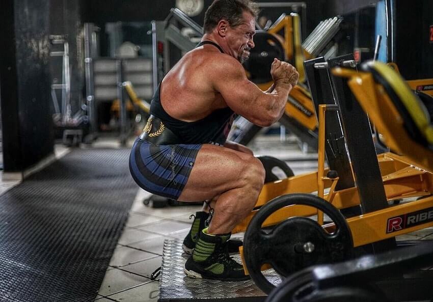 Fernando Sardinha doing a heavy leg press in the gym