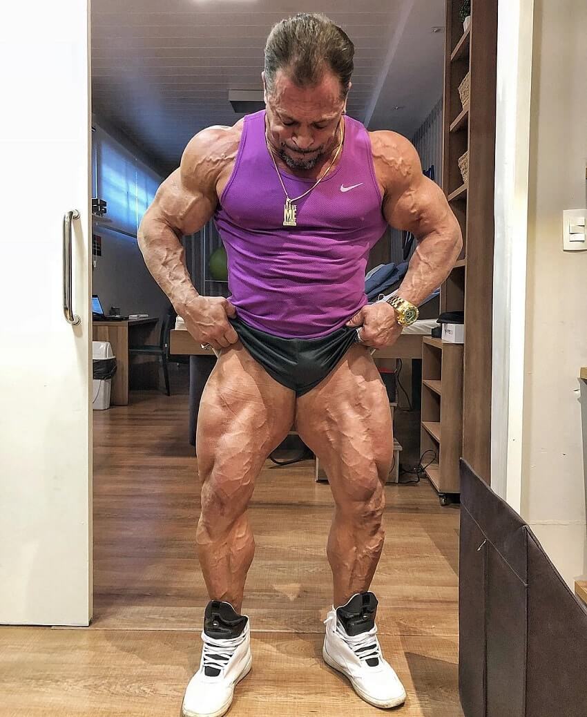 Fernando Sardinha flexing his ripped and huge legs