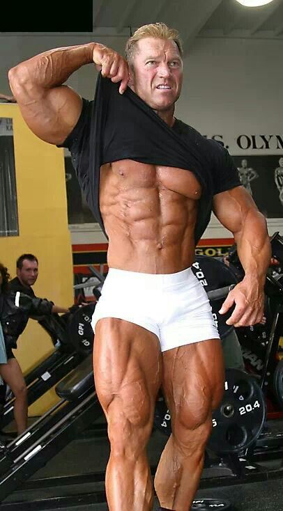 Gary Strydom flexing his abs in the gym