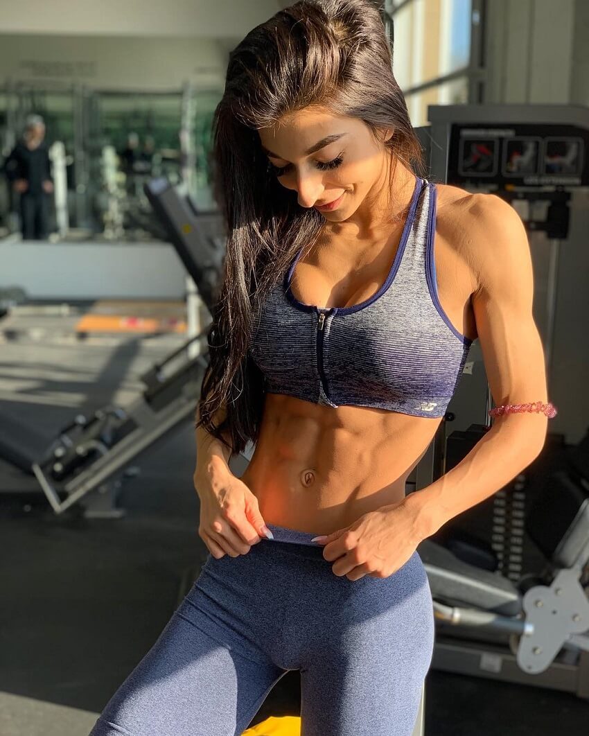 Lauralie Chapados showing off her toned and lean abs in a gym