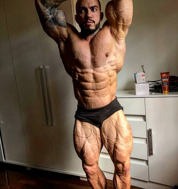 Matheus Donaire flexing his huge and ripped muscles