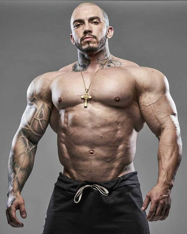 Matheus Donaire posing shirtless in a bodybuilding photo shoot