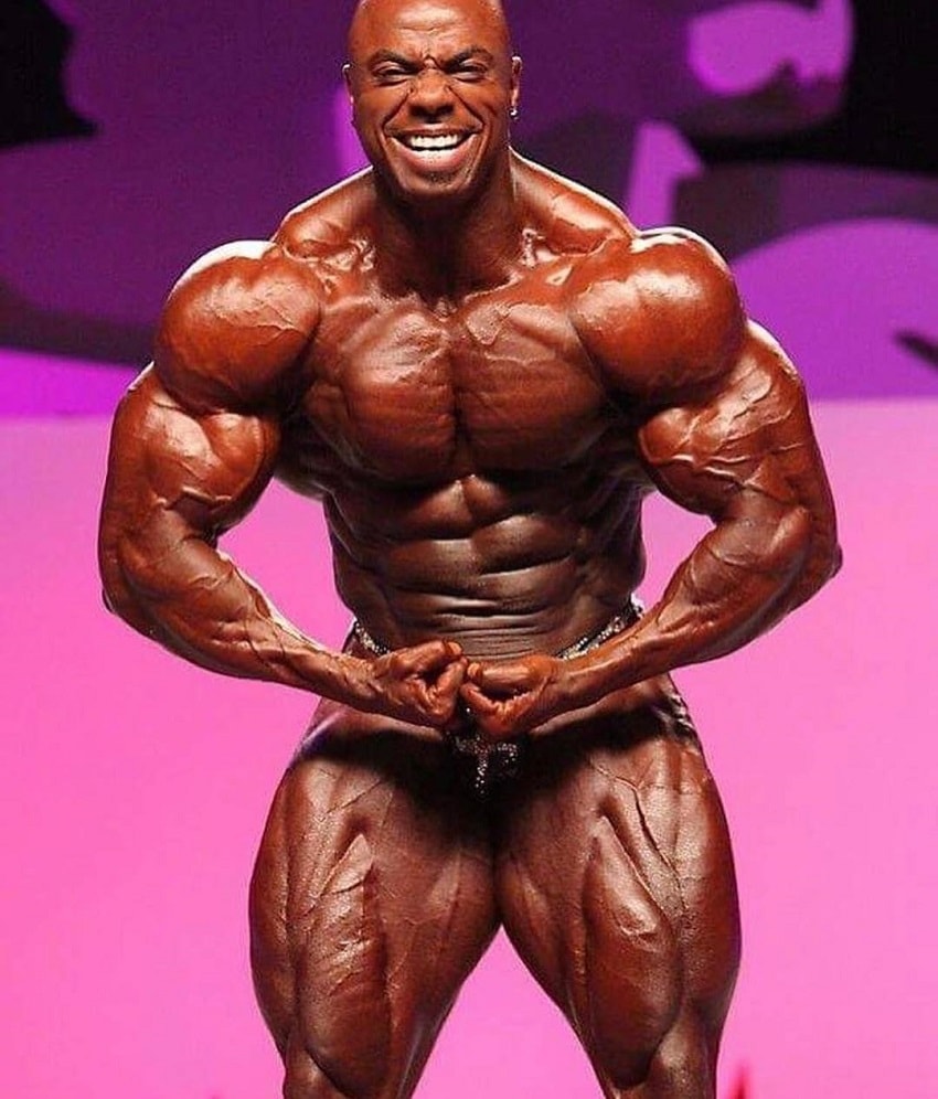 Toney Freeman flexing his aesthetic physique on the bodybuilding stage