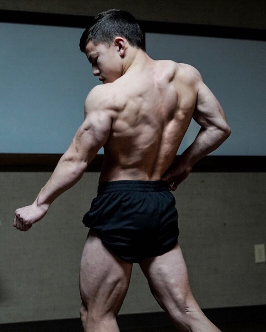 Tristyn Lee flexing his ripped back muscles