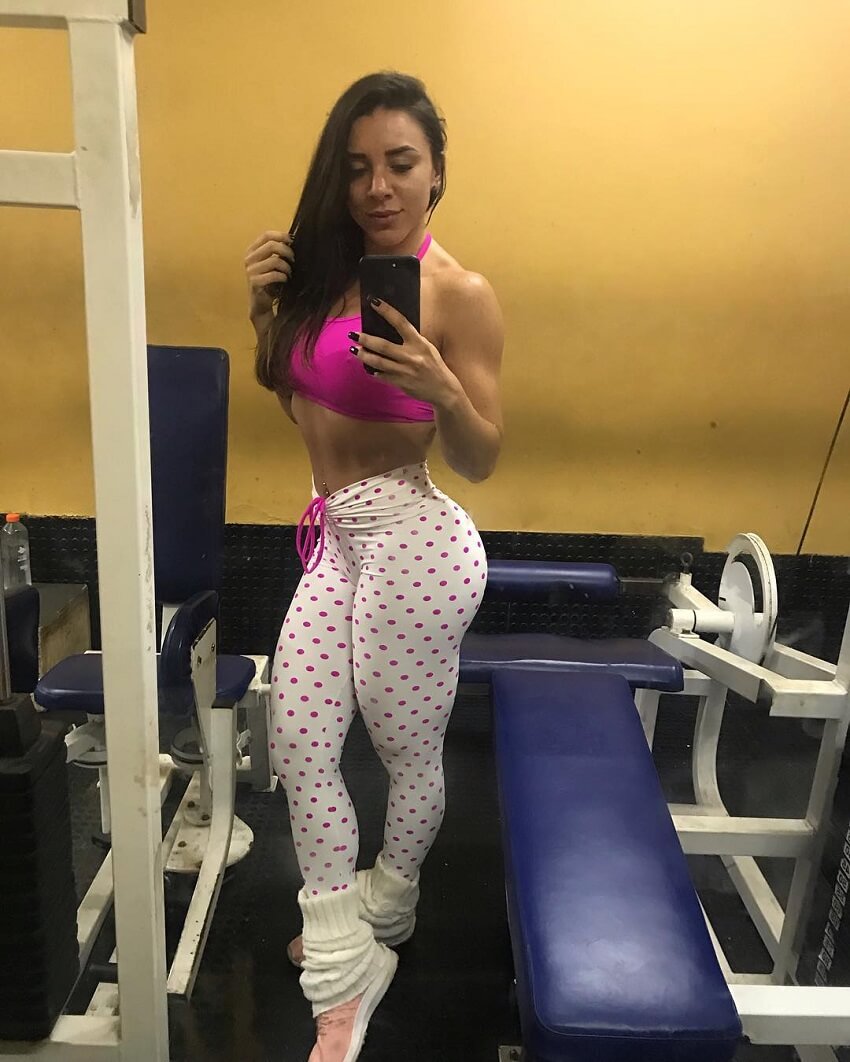 Fabriny Storck taking a selfie of her amazing figure in white leggings in the gym