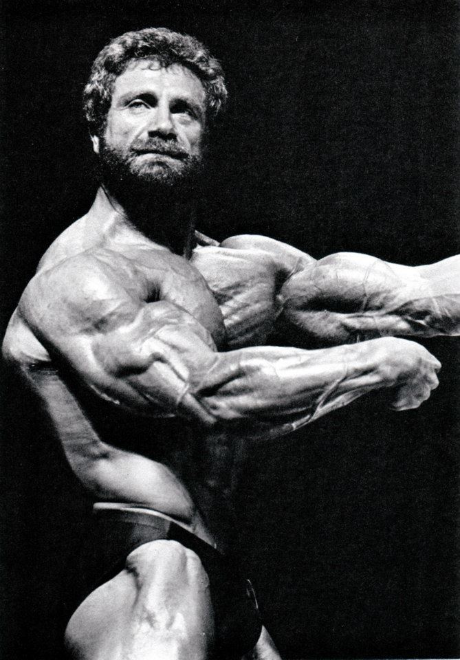 Jusup Wilkosz doing a side chest pose