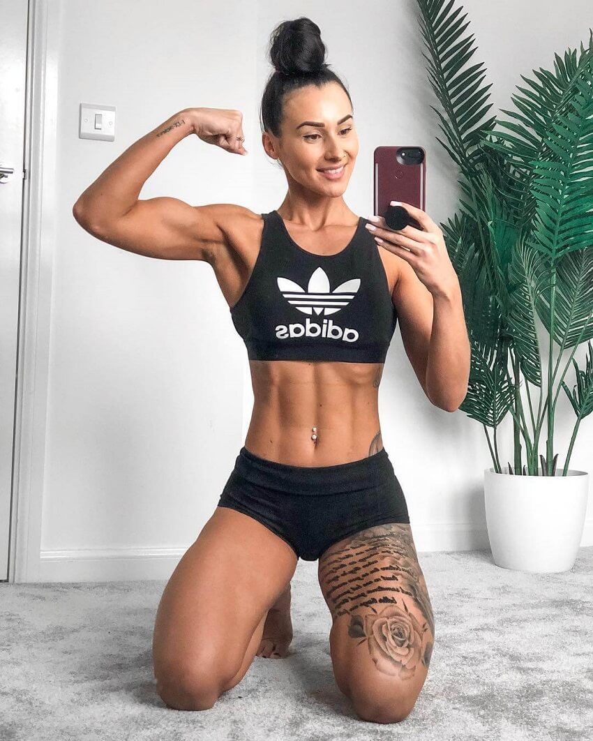 Lisa Lanceford flexing her biceps in a selfie