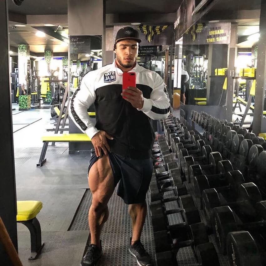 Mohammed Foda flexing his huge legs for a gym selfie
