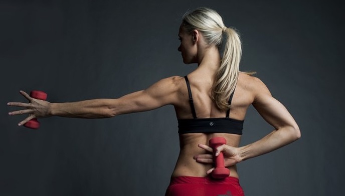 Simone De La Rue training her arms with light dumbbells