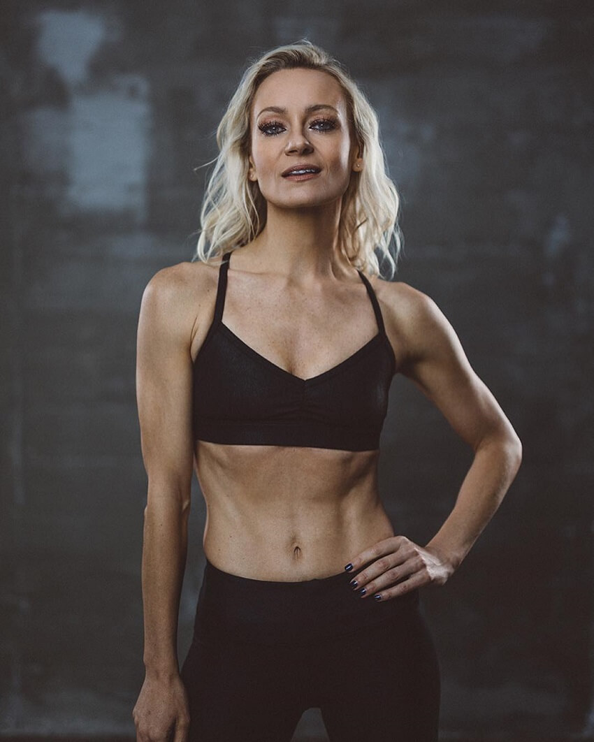 Simone De La Rue posing in a professional fitnes photo shoot