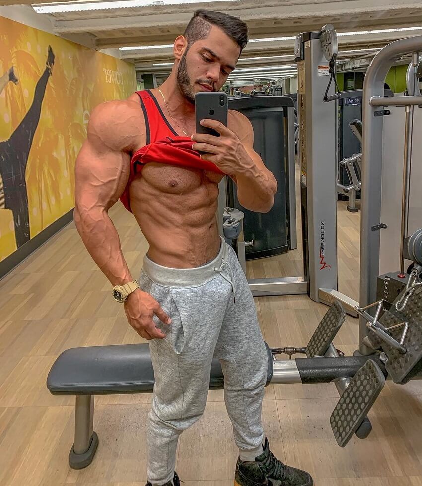 Geder Rocha taking a selfie of his ripped and bulging abs