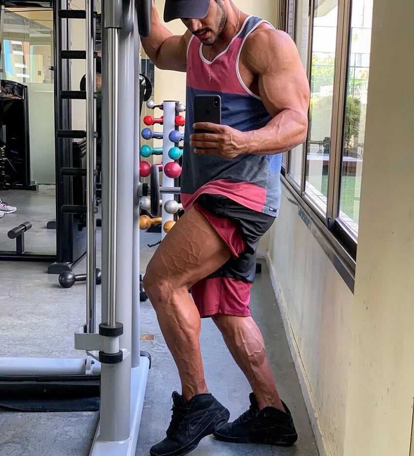 Geder Rocha taking a selfie of his massive legs in the gym