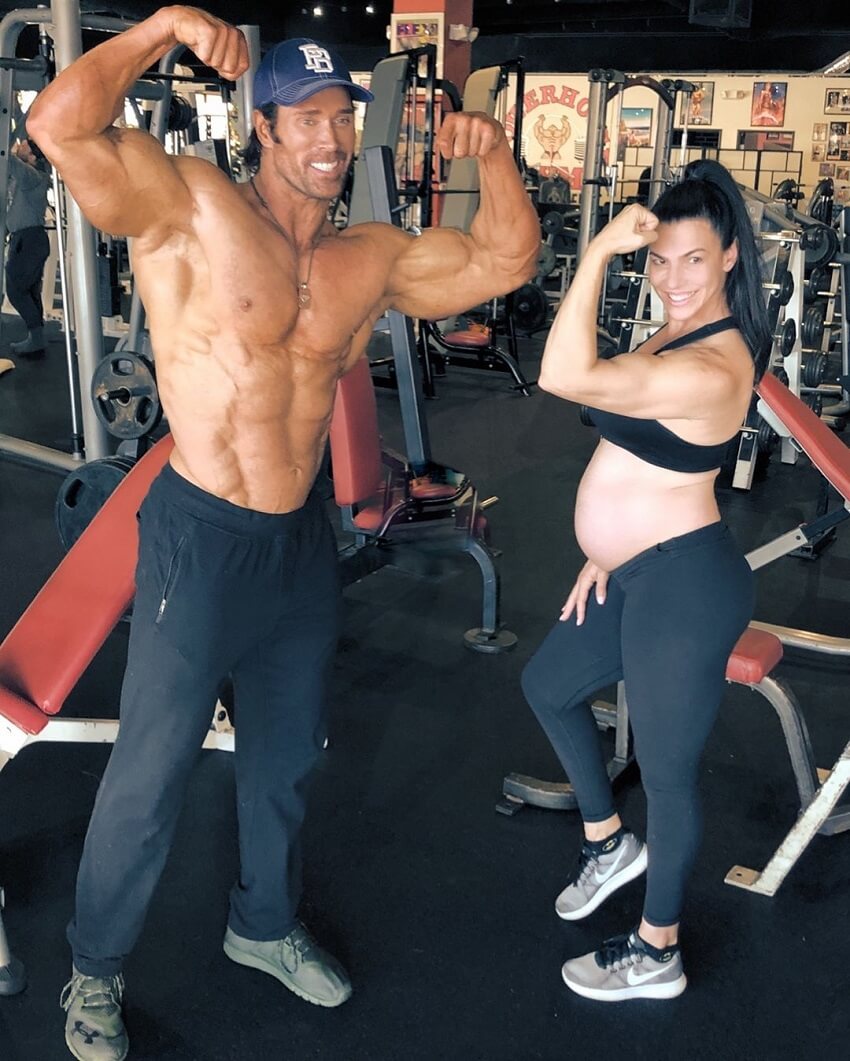 Mona Muresan pregnant, posing in the gym with her partner Mike O'Hearn