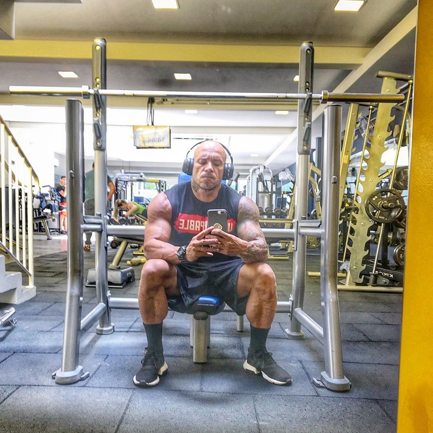 Marcello Rafaelli taking a selfie of himself in the gym