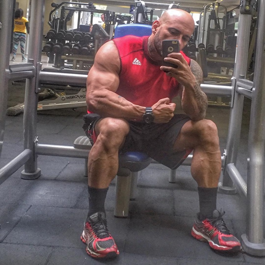 Marcello Rafaelli taking a selfie of his ripped body in the gym