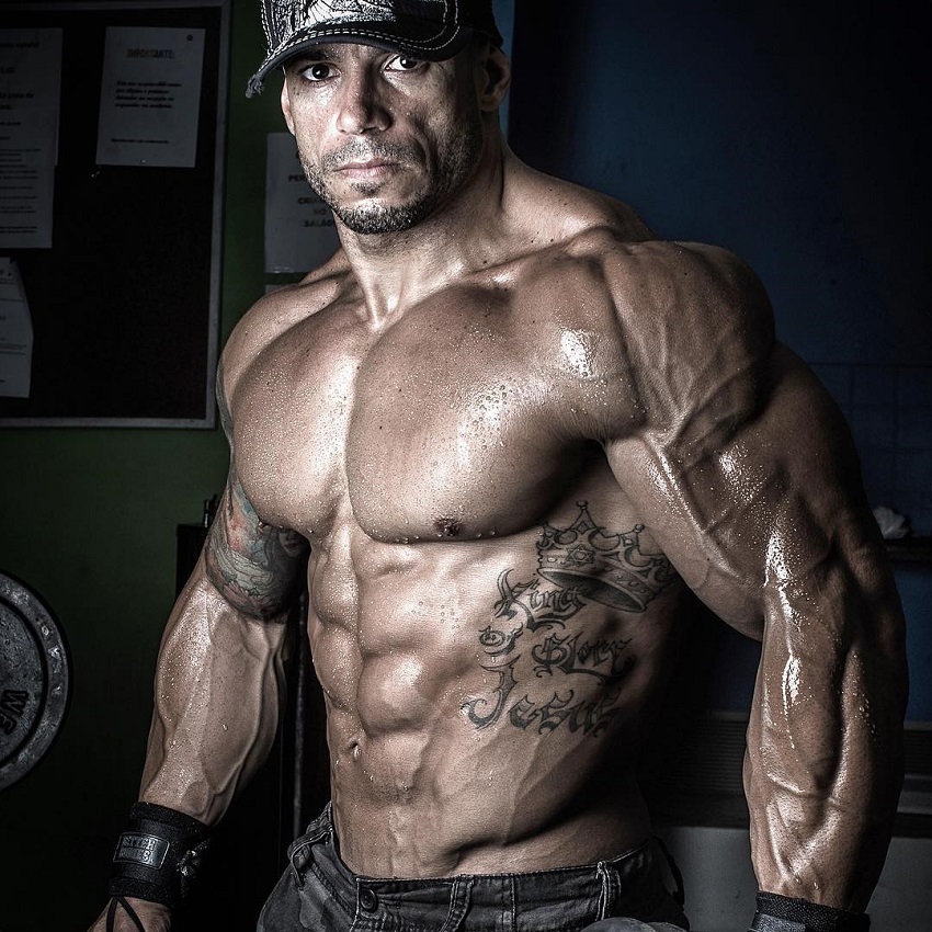 Marcello Rafaelli posing shirtless in a fitness photo shoot