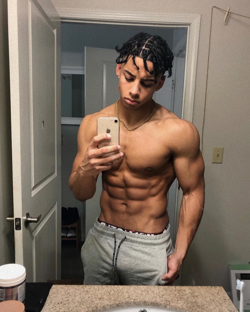 Michael Smith taking a selfie of his ripped abs