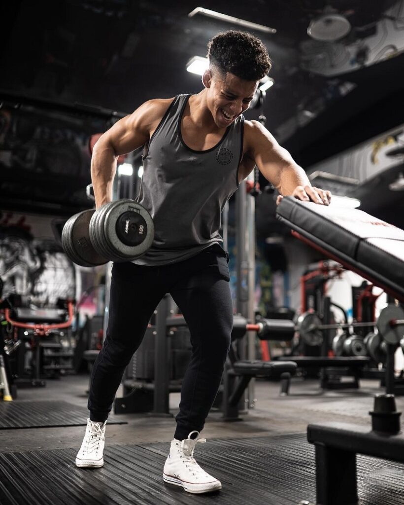 Work out at the gym. Парень в спортзале. Фитнес мужчины. Парни в тренажерном зале.