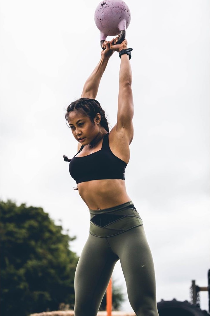 Jayne Lo training outdoors with a kettlebell crossfit style