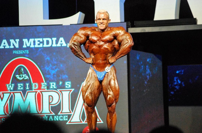 Iain Valliere doing front lat spread looking huge and ripped