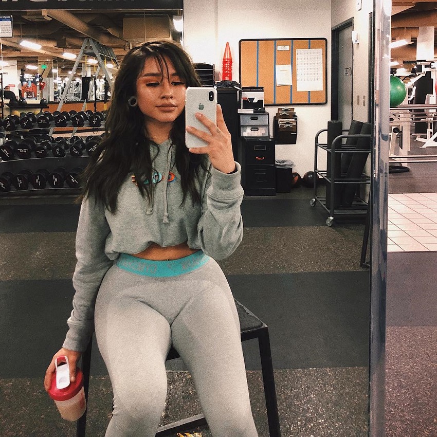 Jazmin Gonzalez taking a selfie in the gym
