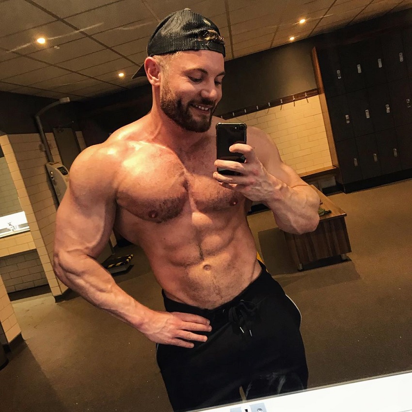 Luke Hulme taking a shirtless mirror selfie