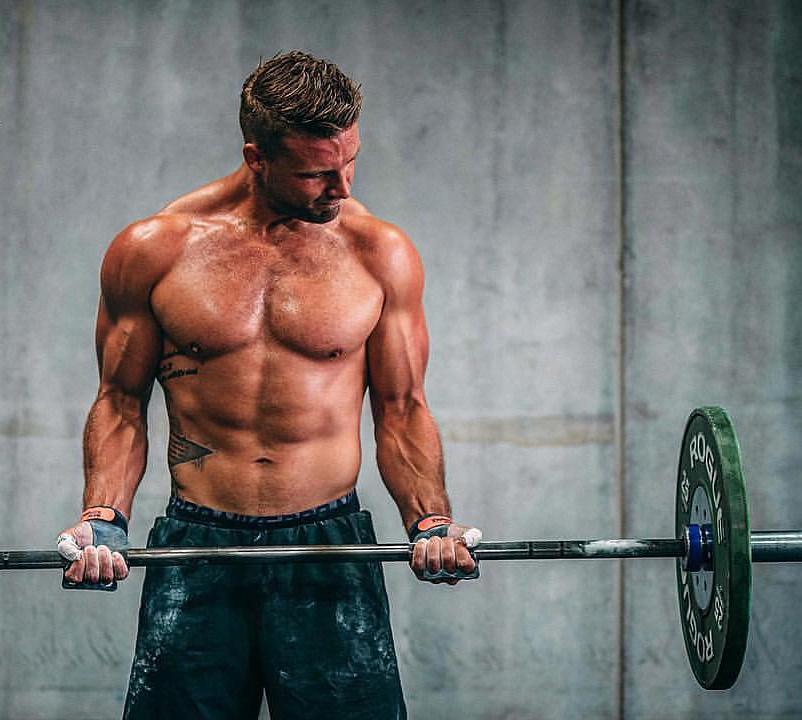 Rasmus Wisbech Andersen shirtless, doing heavy barbell biceps curls