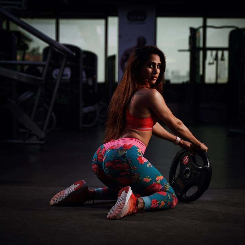 Vaishali Bhoir showcasing her awesome glutes in legginds during a gym photo shoot